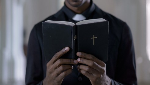 black-pastor-prayer