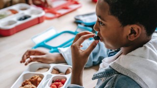 kids-eating-snacks