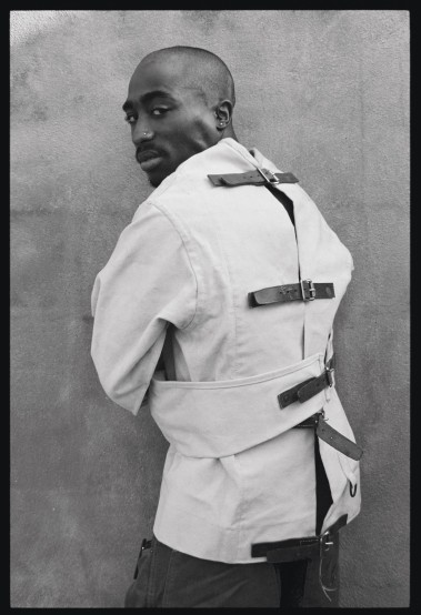 Tupac, straight jacket (1993). Photo: Shawn Mortensen / Courtesy of Fotografiska.