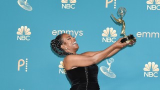 Sheryl Lee Ralph wins Outstanding Supporting Actress in a Comedy Series award for Abbott Elementary at the 74th Primetime Emmy Awards, 2022. Image: Gilbert Flores/Variety via Getty Images.